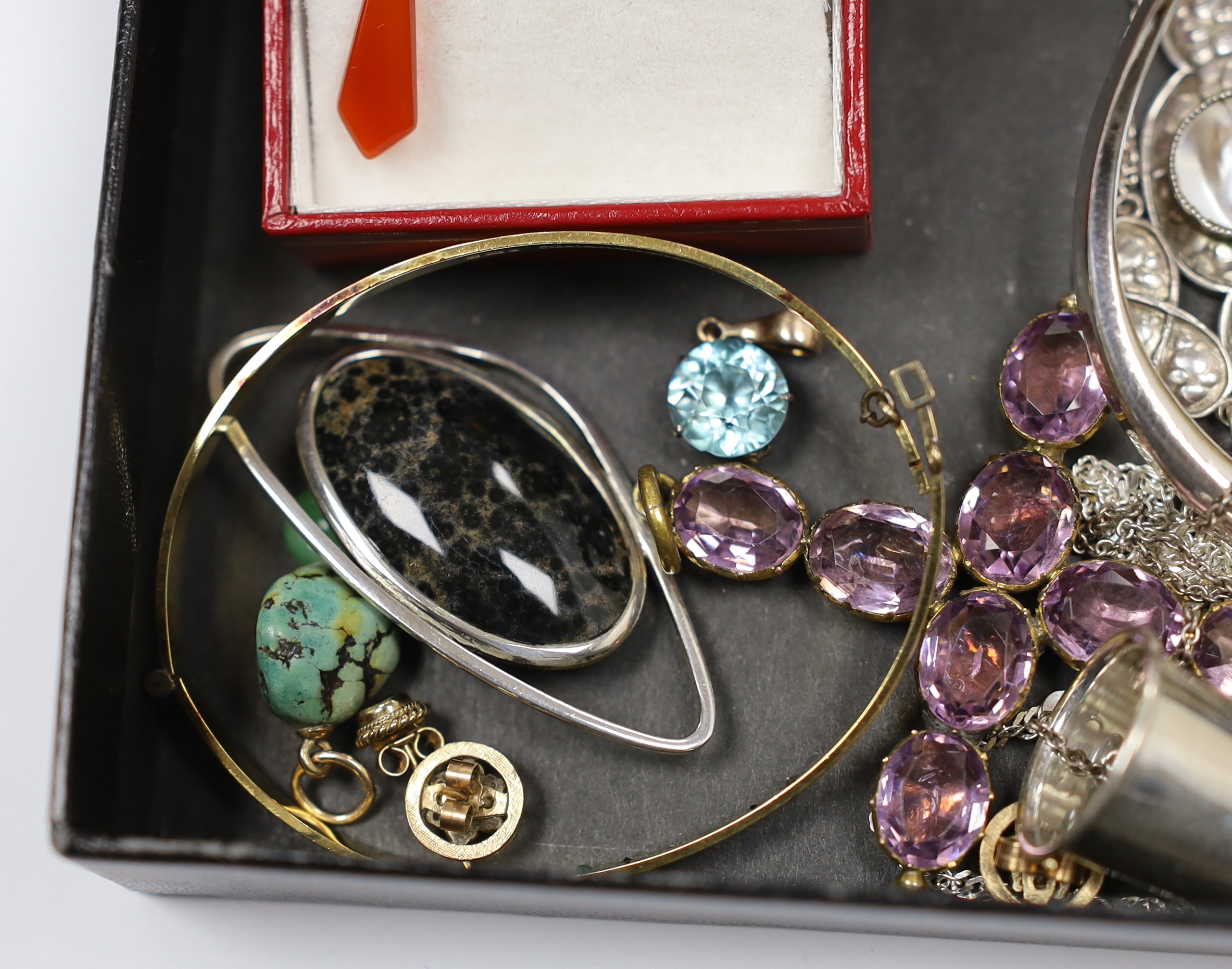 A small quantity of assorted jewellery, including white metal bangle, a silver gilt 'Dearest' bangle, silver thimble with mouse surmount, silver ring, an Art Nouveau style Queensway sterling and mother of pearl set drop